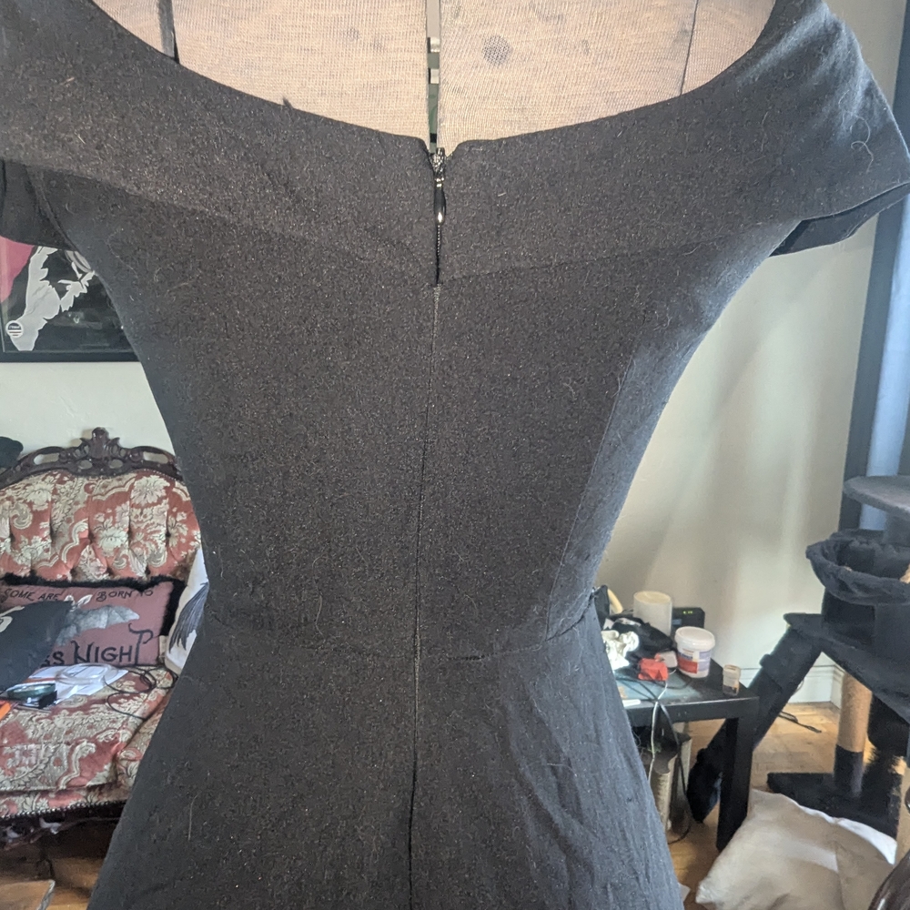 MUXXN 1950s Vintage Style Elegant Black Off-Shoulder Dress Gothabilly - Picture 5 of 8